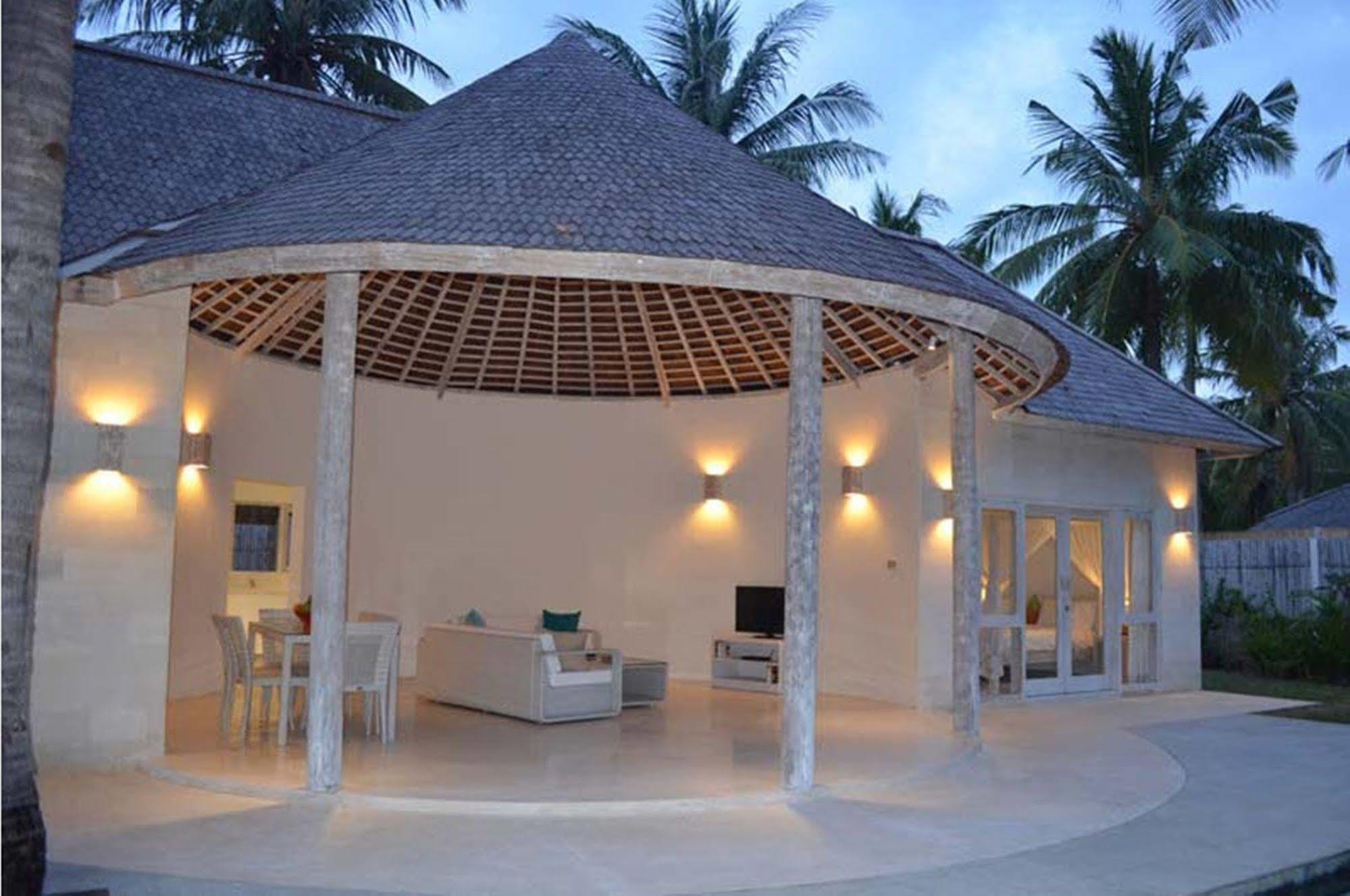 Sunset Palms Resort Gili Trawangan Exterior photo
