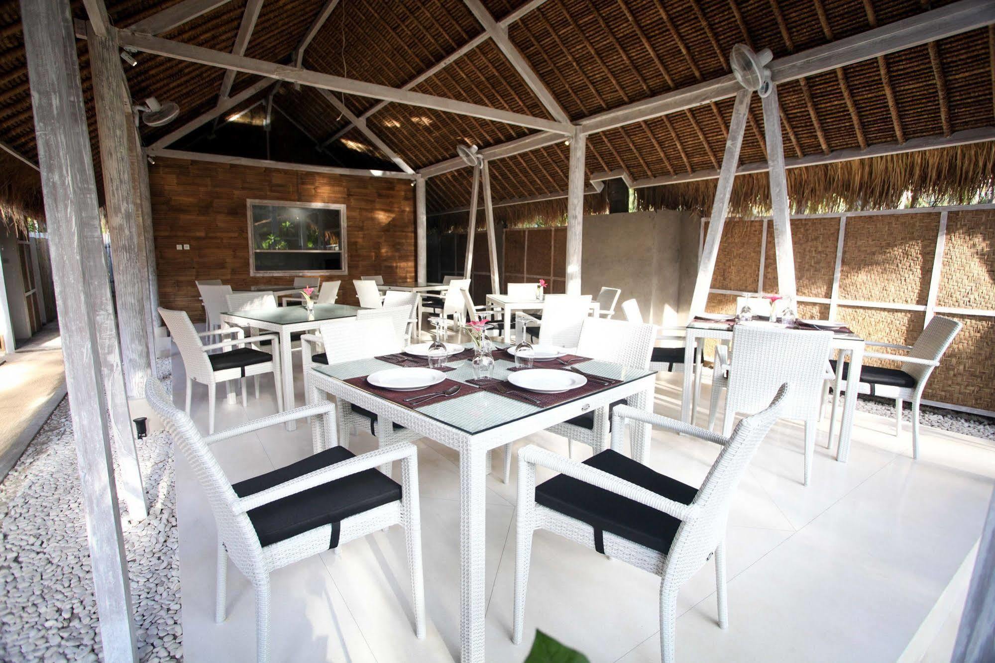 Sunset Palms Resort Gili Trawangan Exterior photo